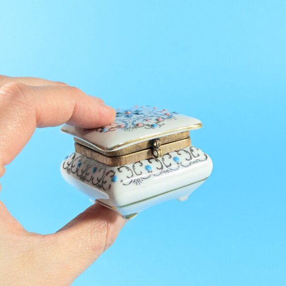 White porcelain lidded trinket box with silver, blue and pink pattern - Picture 9 of 11